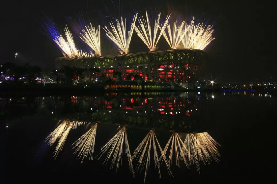 FUEGO. El Nido de pájaros se encendió con el inicio de los juegos en Beijing 2008.FOTO TOMADA DE THAINDIAN.COM