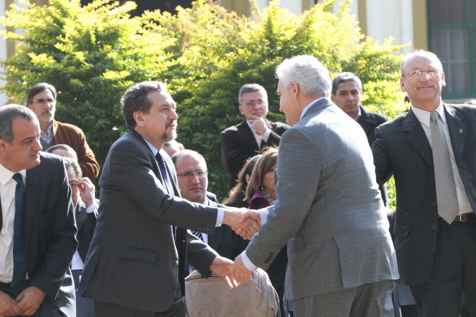 CAMARADERÍA. Lino Barañao (izquierda) saluda al presidente de la Eeaoc, Juan José Budeguer.  GENTILEZA EEAOC
