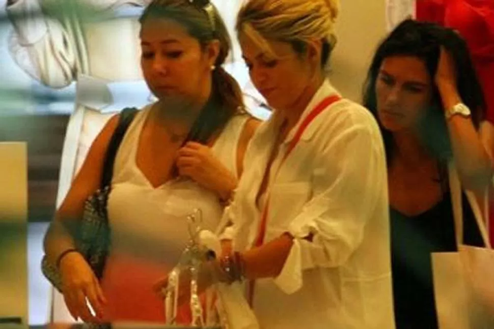 ROPA HOLGADA. Shakira fue fotografiada hace pocos días escondiendo su panza con su bolso. FOTO TOMADA DE TELESHOW.COM