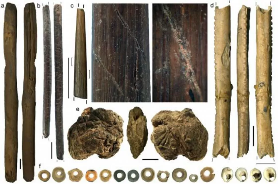 ARTEFACTOS. Bastones de madera, punzones de hueso y ornamentos corporales, DE 44.000 años de antigüedad. FOTO TOMADA DE ELPAIS.COM