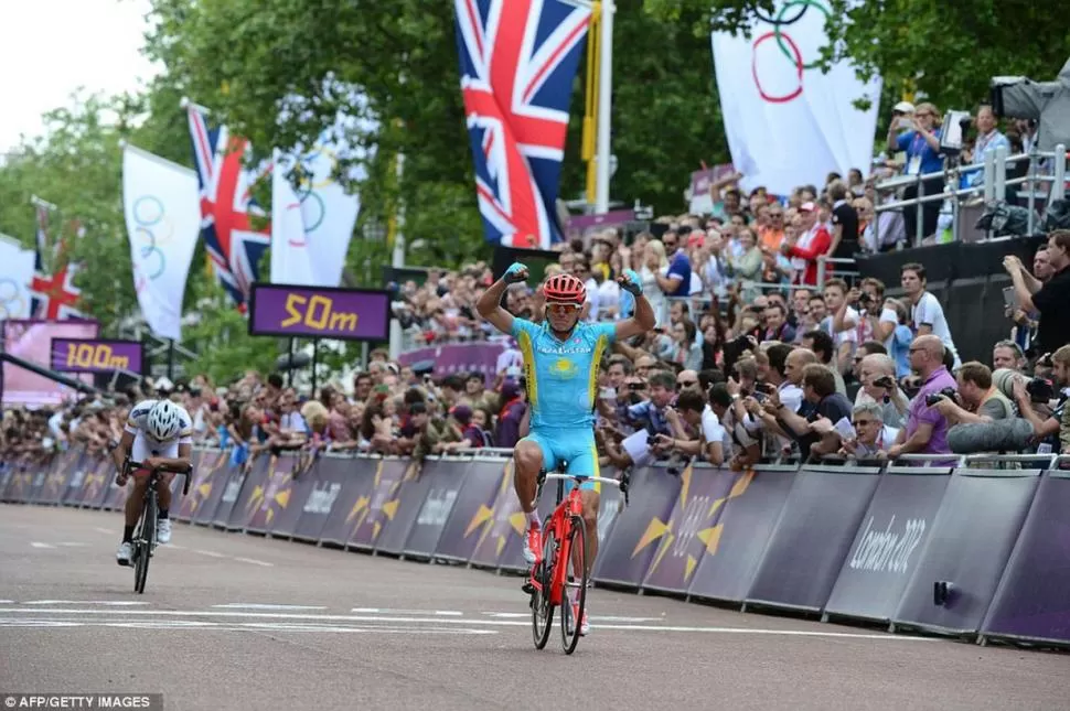 CAMINO A LA GLORIA. El kazajo Alexander Vonokourov ganó el oro después de haber cumplido una sanción de dos años. WWW.DAILYMAIL.CO.UK