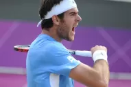 Del Potro acaricia una medalla