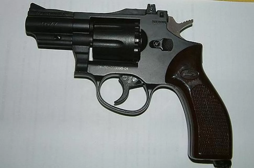 EL ARMA. Así era el arma utilizada por la anciana para asustar a los cajeros. FOTO TOMADA DE ABC.ES