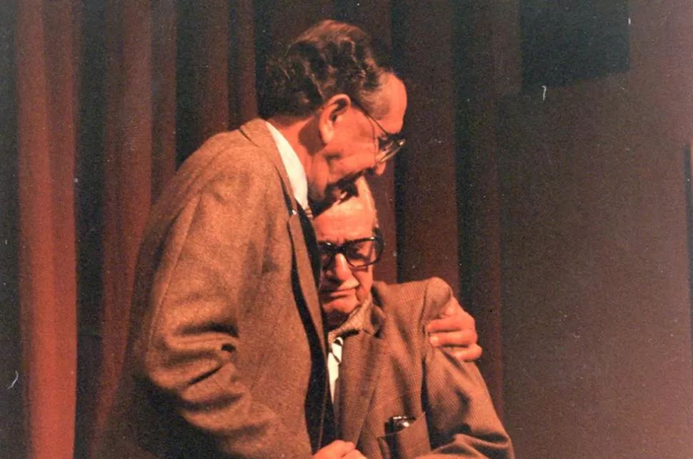 CON EL MAESTRO.  Una foto emotiva de César Pelli fundido en un abrazo con el desaparecido Eduardo Sacriste. 