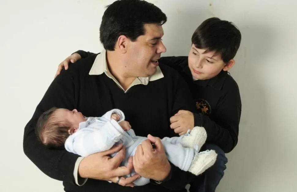 NUEVOS TIEMPOS. Marcelo Vermal trabaja como cuidador y como electricista y comparte con su esposa la crianza de sus hijos Salustiano y Nazareno.  LA GACETA / FOTO DE ANALIA JARAMILLO