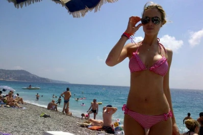 Chechu Bonelli regó de sensualidad las playas de Francia