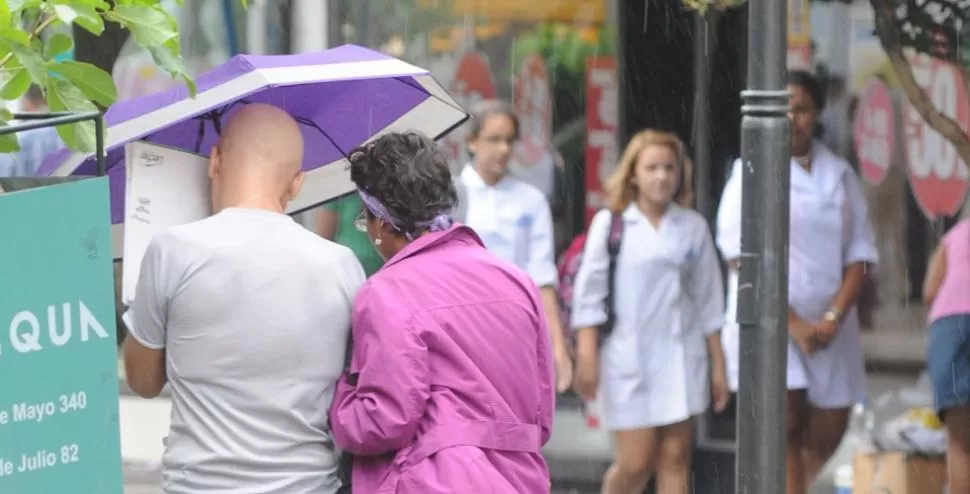 CAMBIOS. Por si se cumple el pronóstico, habrá que andar con paraguas y abrigo a mano. ARCHIVO LA GACETA / FOTO DE ANTONIO FERRONI