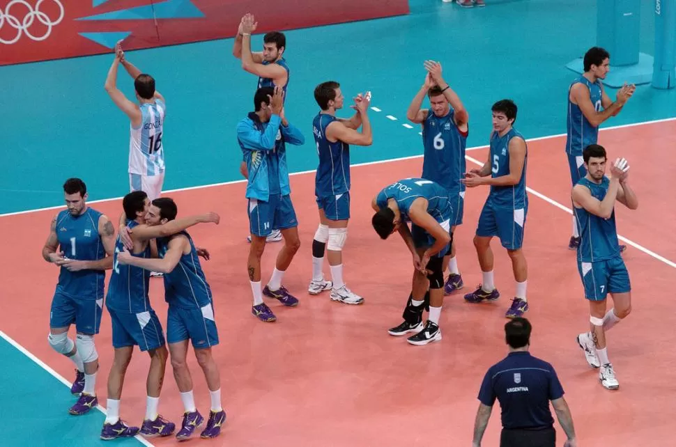 PURO FESTEJOS. Los chicos argentinos celebran después de haber conseguido el pasaje a cuartos de final. TéLAM