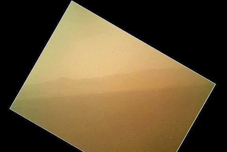 COMO UN DESIERTO. Curiosity capturó una foto del cráter Gale, el punto donde el explorador investigará si hay vida en Marte. FOTO TOMADA DE NASA.GOV