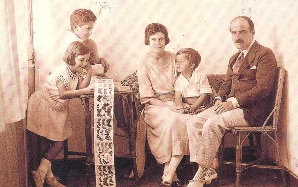 JOSÉ ORTEGA Y GASSET. Con su esposa y sus hijos, el pensador español aparece en esta fotografía tomada en su casa, en 1923. LA GACETA / ARCHIVO
