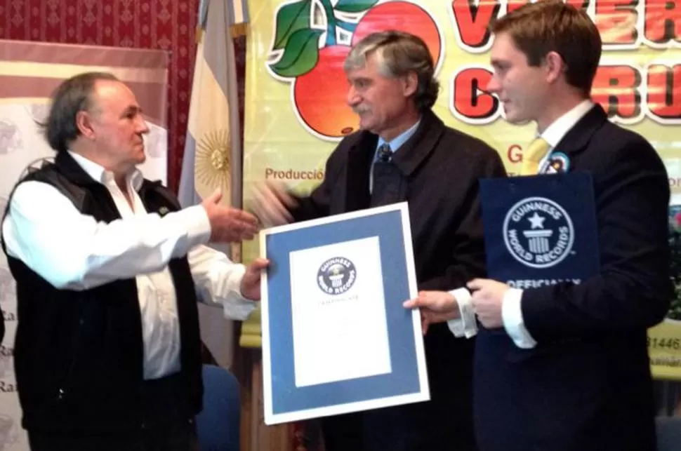 MOMENTO ESPERADO. Palacios (izquierda) recibe el certificado del récord de manos del representante en Latinoamérica de Guinness. PRENSA FET