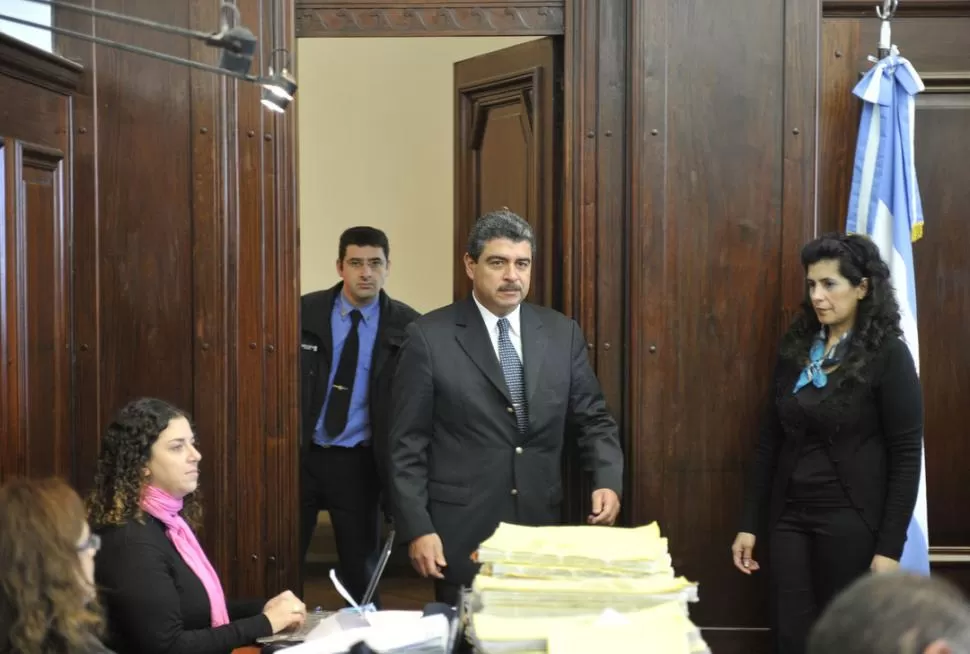 A TESTIMONIAR. Ernesto Baaclini, ex secretario fiscal en 2002, ingresa a la sala de audiencias, donde luego resaltó que su papel fue de un fedatario de la causa; también cuestionó a Susana Trimarco y al ex comisario Jorge Tobar.  LA GACETA / FOTO DE JORGE OLMOS SGROSSO