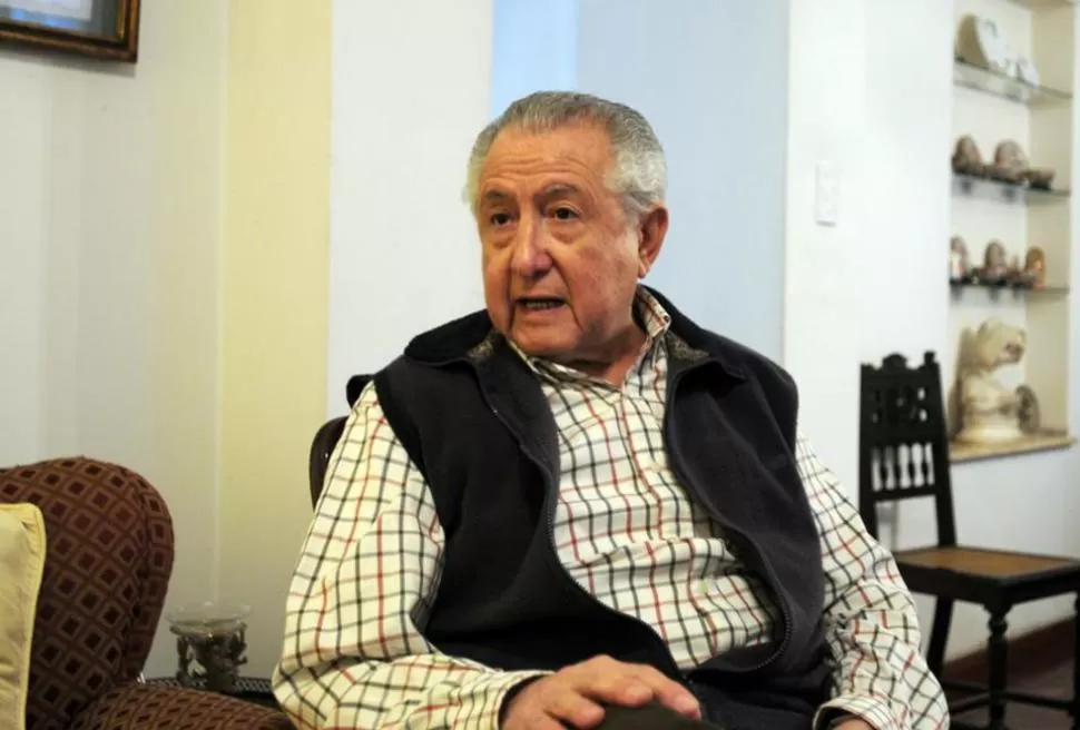 MEMORIOSO. José Antonio Arrieta conversa en el living de su casa.
