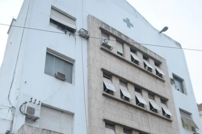 Quedaron atrapados en un ascensor de la Asistencia Pública