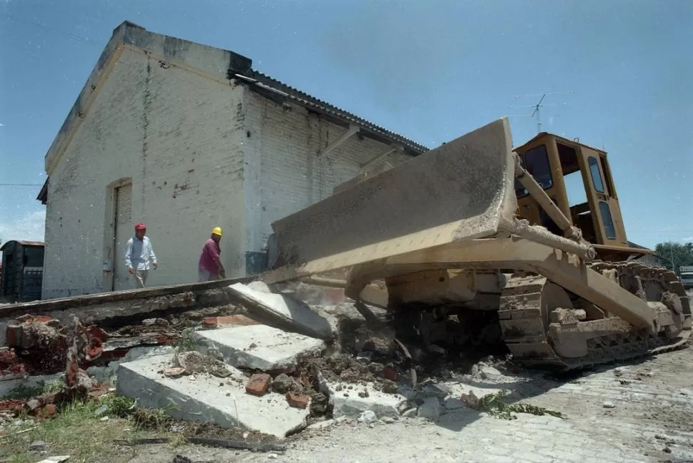EL MURO DEL CC. Fue demolido en los ´90 pero la estación sigue vigente. LA GACETA / ARCHIVO