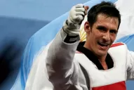 Scola le cede a Crismanich la bandera para la ceremonia de clausura