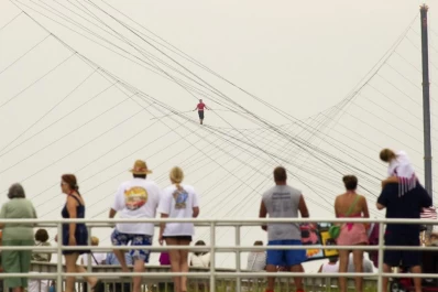 Un acróbata desafía a la muerte Nik Wallenda