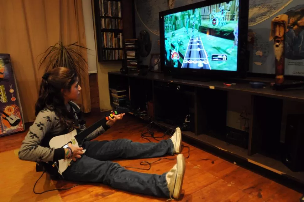 SALTAR EL CERCO. Delfina Marzochetti (11) juega con la Play en su casa. Las chicas se les van animando a los videogames; todavía son excepciones.  LA GACETA / FOTOS DE INES QUINTEROS ORIO