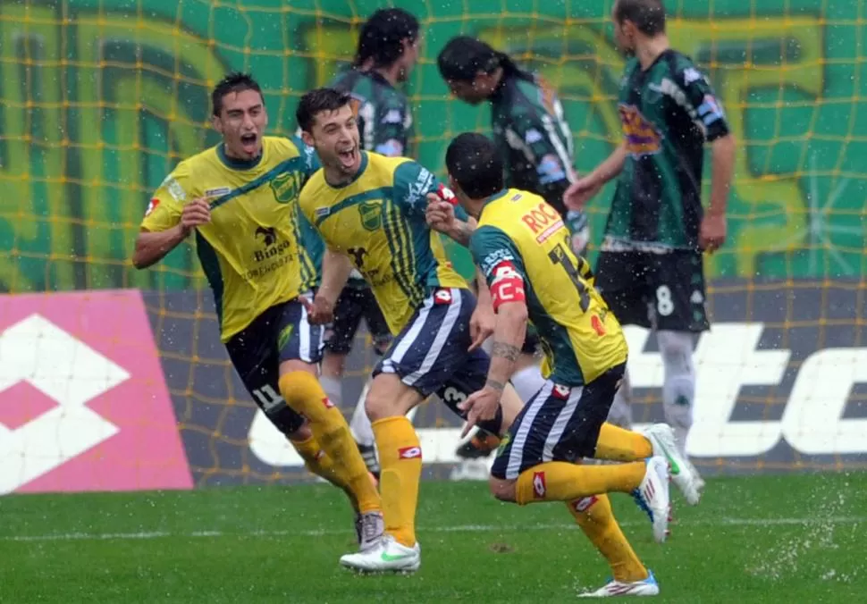 GOLEADOR. Cristian Milla (centro) festejó un doblete ayer ante Chicago. TELAM