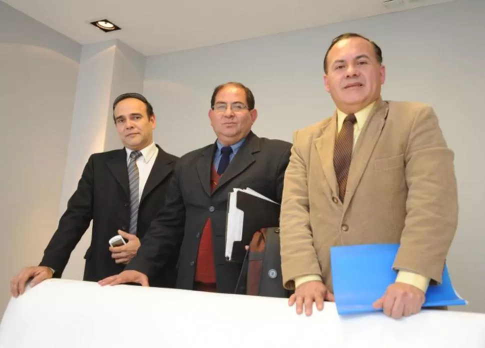 RECLAMANTES. De izquierda a derecha, Oscar Enrique Sotelo, José Luis Santamarina y Ricardo Alejandro Berreta. LA GACETA / FOTO DE ENRIQUE NGALINDEZ