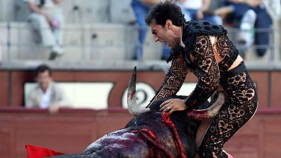 DOLOR. Cruz sufre la embestida del todo en la plaza de Las Ventas. FOTO TOMADA DE ABC.COM / PALOMA AGUILAR