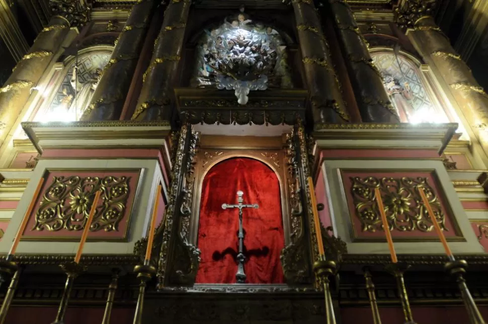 PATRONO DEL TEMPLO. La antigua imagen de San Miguel Arcángel preside el retablo del altar mayor.  