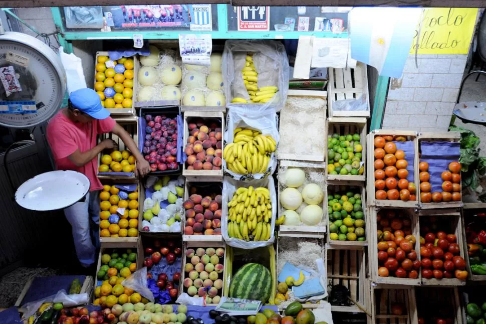 EN LA VERDULERÍA. Según el informe privado, la lechuga es lo que más subió en julio (16,7%), mientras que el tomate bajó 25% y la banana, 12%. LA GACETA / FOTO DE ANALIA JARAMIILO