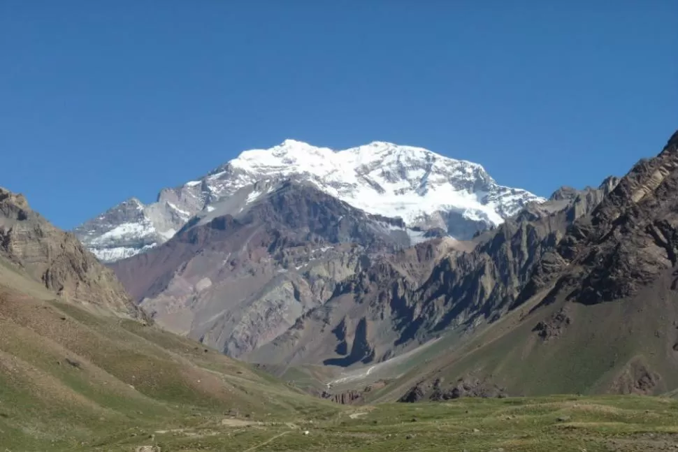 COLOSO. El Aconcagua es un imán para los montañistas de todo el mundo. FOTO TOMADA DE ECELA.COM