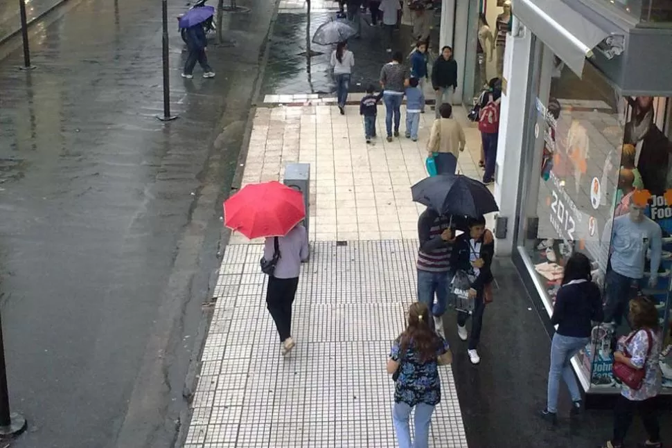 ES LA LLUVIA QUE CAE. A buscar los paraguas para no mojarse. ARCHIVO LA GACETA / FOTO DE DAVID CORREA
