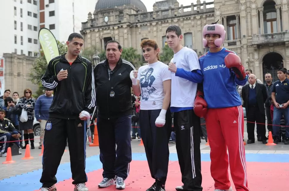 EL EQUIPO. Alexander, hijo de Acuña; Ramón, el marido; La Tigresa; Josué, el menor de los hermanos y María Ruiz, la sparring, en Plaza Independencia. LA GACETA / FOTOS DE HECTOR PERALTA