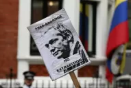 Pese al asilo, Gran Bretaña no deja salir a Assange