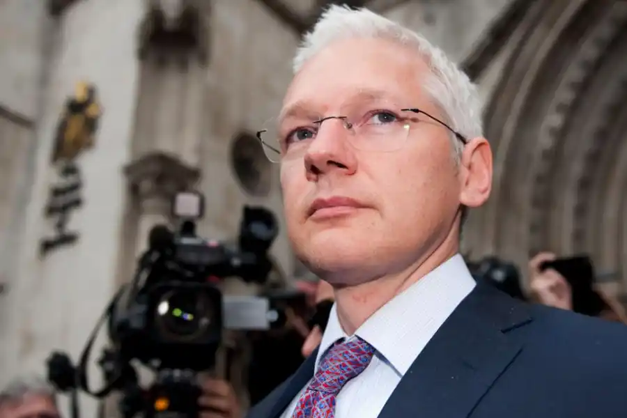 Quién es Julian Assange, el cibertactivista que hipotecó su libertad para revelar secretos de Estado