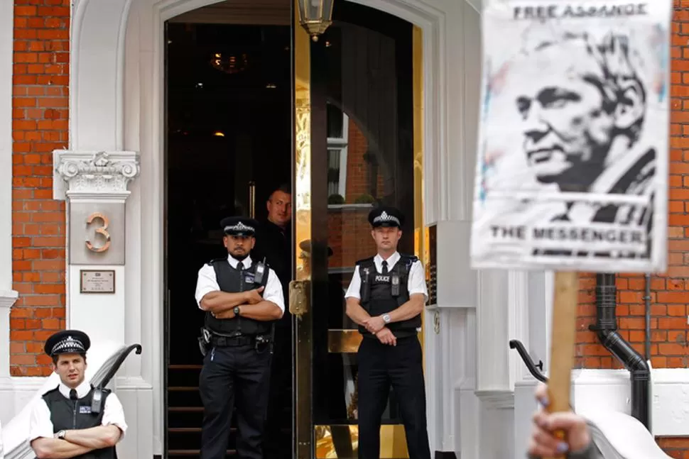 PANCARTAS EN LONDRES. Seguidores de Assange durmieron en la puerta de la embajada ecuatoriana, en apoyo al fundador de WikiLeaks. REUTERS