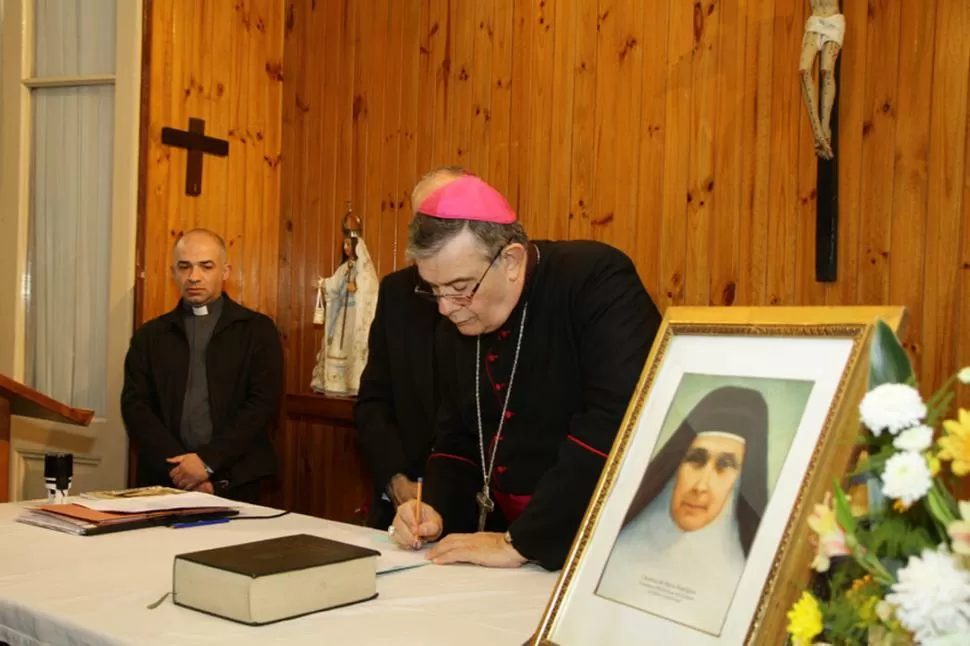 INICIO DEL PROCESO. El arzobispo de Tucumán, monseñor Alfredo Zecca, firma el acta en virtud de la cual comenzarán las investigaciones. FOTOS GENTILEZA CONGREGACIóN HERMANAS ESCLAVAS DEL CORAZóN DE JESUS 