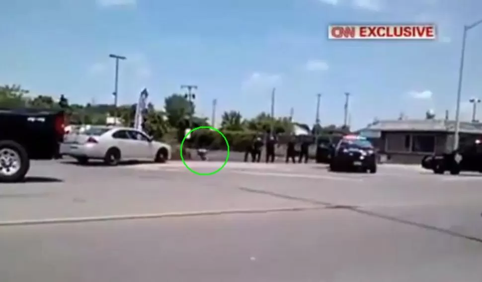 BALACERA. La Policía abrió fuego cuando el hombre se movió a un costado. CAPTURA DE VIDEO
