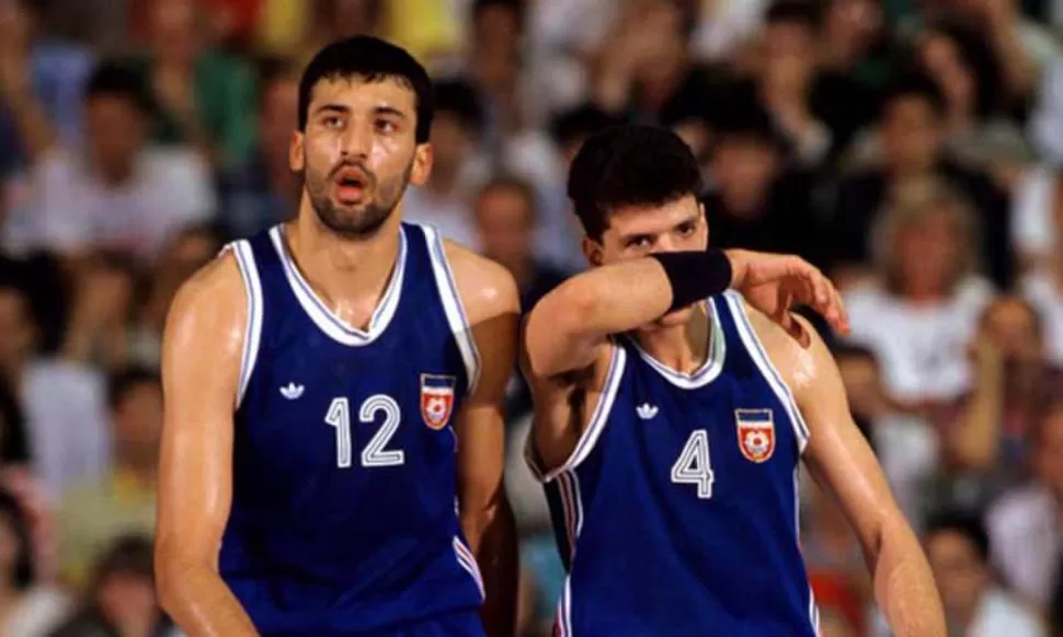 EL MOMENTO CLAVE. Un fotógrafo retrató el instante en que Divac tomó la bandera de Croacia en el Luna Park. COLOMBIANBASKETBALL.BLOGSPOT.COM