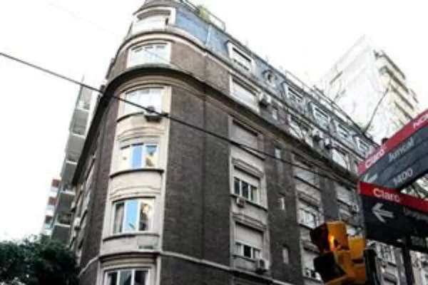 INSEGURIDAD. El edificio, ubicado en Uruguay y Juncal, ya fue víctima de otros robos. FOTO TOMADA DE LANACION.COM