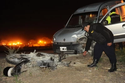 Un motociclista chocó de frente contra una camioneta y murió