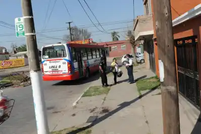 Esperaba el ómnibus y terminó apuñalada por un arrebatador
