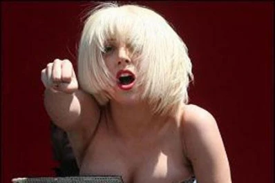Lady Gaga mostró sus senos en una webcam