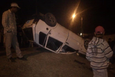 Perdieron el control y el auto quedó dado vuelta