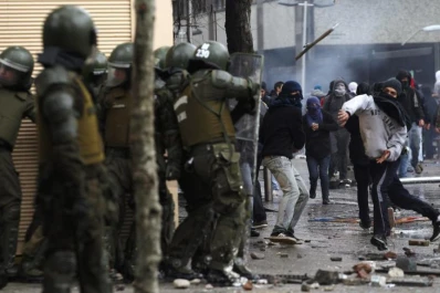 Estudiantes sacuden a Piñera con 14 protestas simultáneas