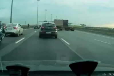 Impactante accidente de una moto en una autopista