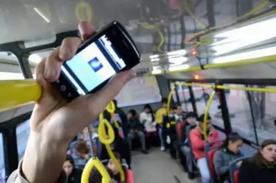 Buenos Aires: buscan prohibir escuchar música sin auriculares en los colectivos