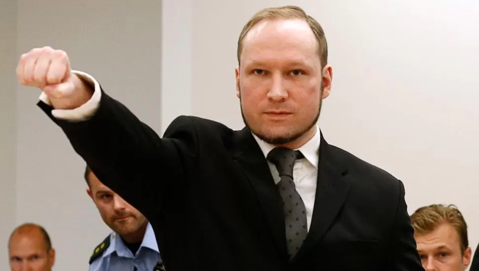 GESTO A LOS JUECES. Breivik hizo un saludo neonazi cuando ingresó al tribunal. REUTERS