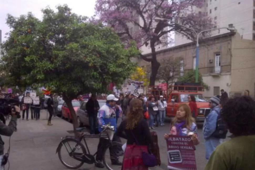 REPUDIO. Frente a los tribunales de la avenida Sarmiento, repudiaron a Corrales, el acusado de haber matado a Marcela Chiaro. LA GACETA / GUSTAVO COBOS