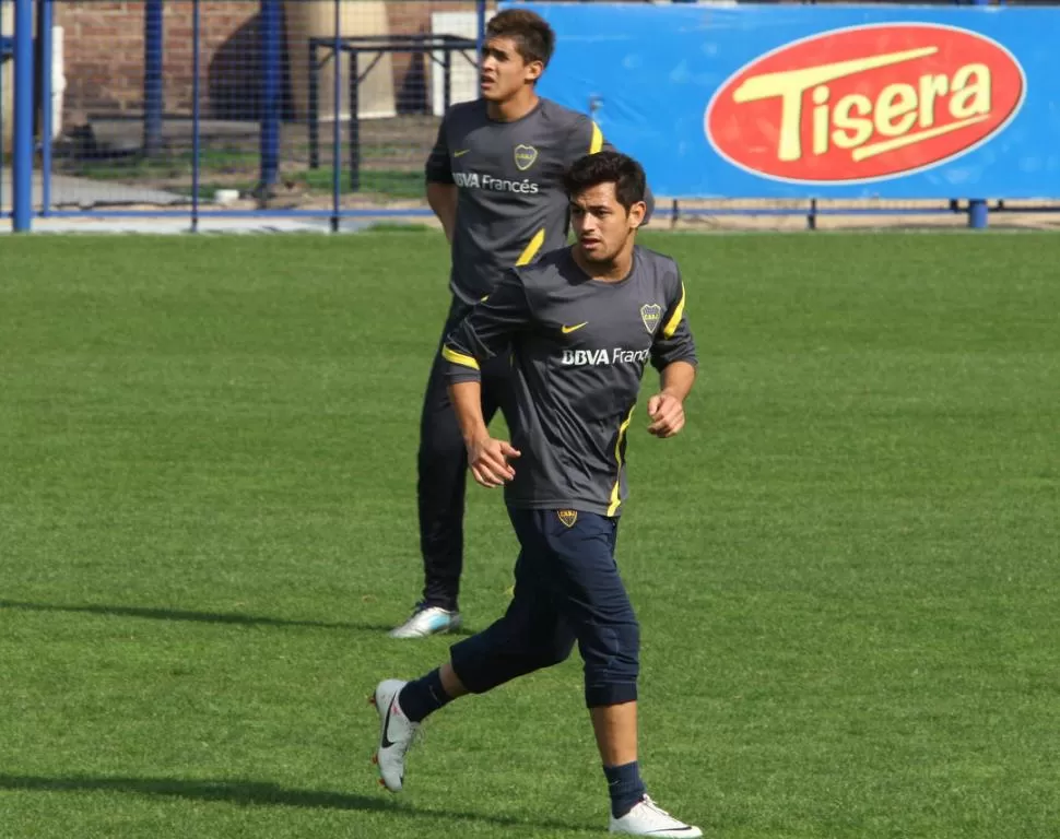 AL ATAQUE. Acosta y Paredes, junto con Blandi: el tridente de Boca hoy. FOTOBAIRES