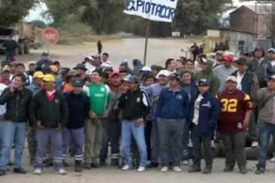 Tras la represión, los obreros del ingenio El Tabacal mantienen el piquete