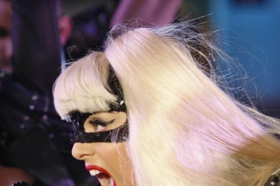 Lady Gaga: un video de entrecasa y con los pechos al aire