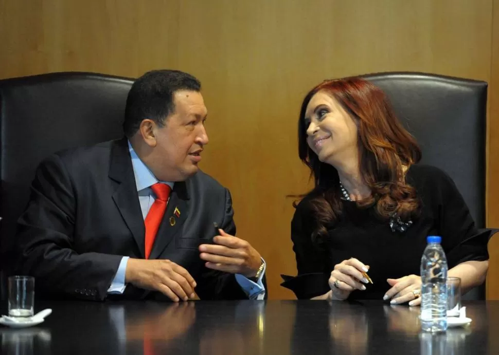 MODELO CHAVISTA. La dirigencia opositora quiere impedir que Cristina tome el ejemplo del venezolano Chávez, de perpetuarse en el poder.  TELAM